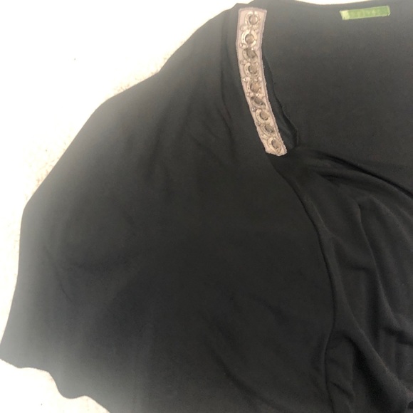 Black top with tag - Picture 3 of 6